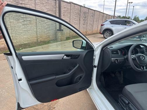 Pure White 2017 Volkswagen Jetta 1.4T S