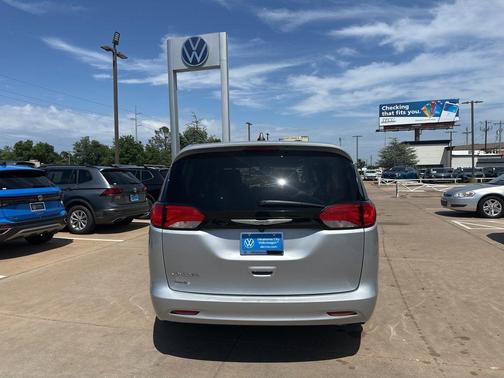 Silver Mist Clearcoat 2023 Chrysler Voyager LX