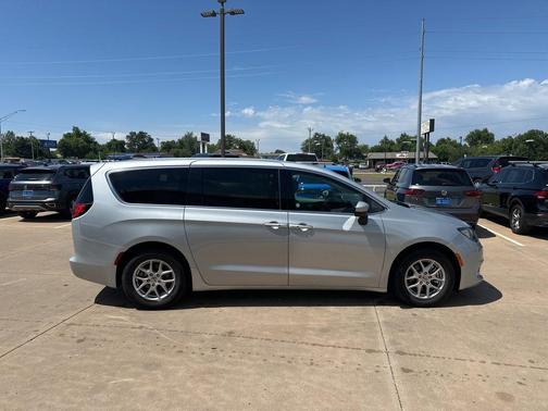 Silver Mist Clearcoat 2023 Chrysler Voyager LX