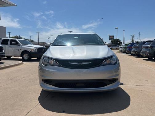 Silver Mist Clearcoat 2023 Chrysler Voyager LX