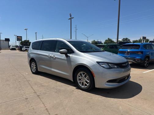 Silver Mist Clearcoat 2023 Chrysler Voyager LX