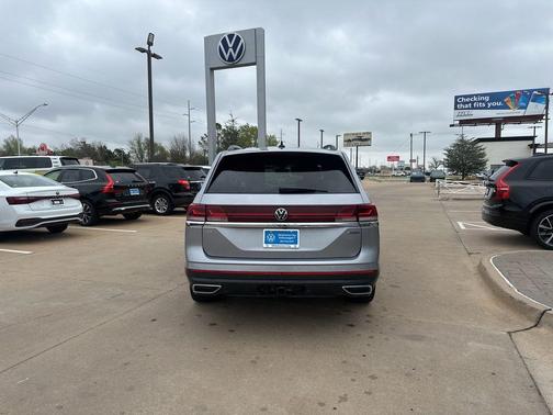 Silver Bird Metallic 2024 Volkswagen Atlas 2.0T SE