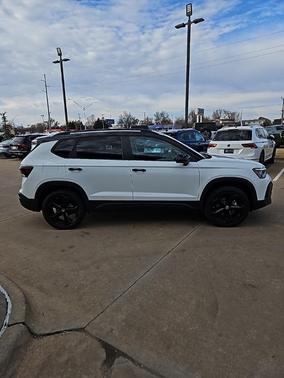 2025 Volkswagen Taos 1.5T SE Black