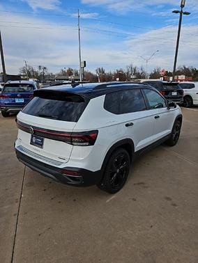 2025 Volkswagen Taos 1.5T SE Black