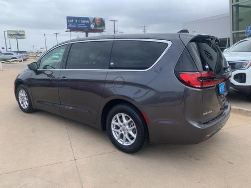 2023 Chrysler Pacifica Touring-L