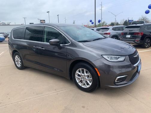 2023 Chrysler Pacifica Touring-L
