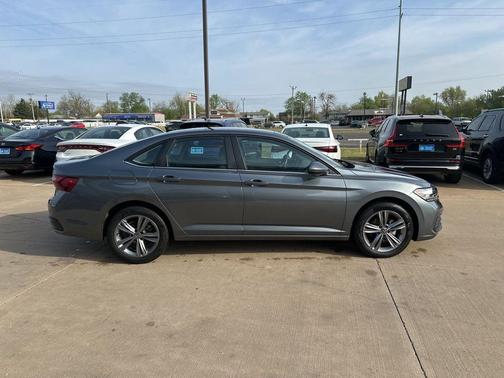 Platinum Gray Metallic 2024 Volkswagen Jetta 1.5T SE