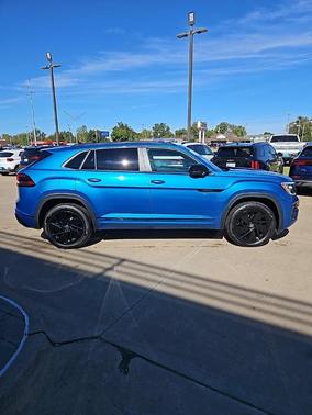 2025 Volkswagen Atlas Cross Sport 2.0T SEL R-Line Black