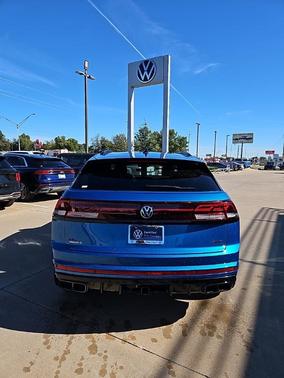 2025 Volkswagen Atlas Cross Sport 2.0T SEL R-Line Black