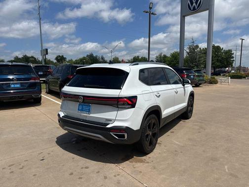 Pure White 2025 Volkswagen Taos 1.5T SEL