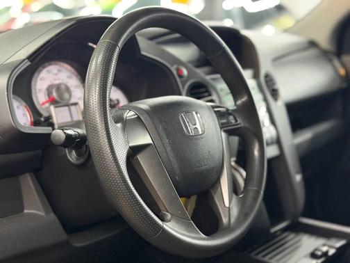 Alabaster Silver Metallic 2011 Honda Pilot LX