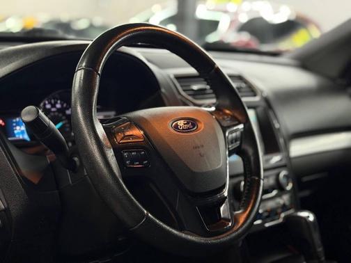 Blue Jeans 2017 Ford Explorer XLT