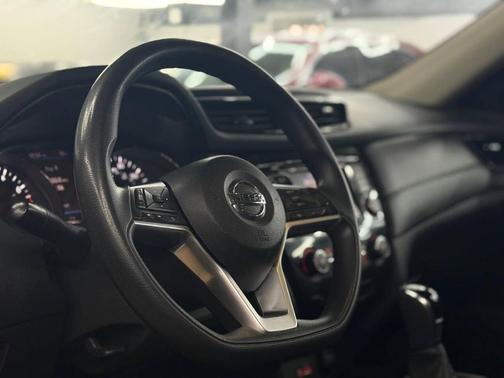 Glacier White 2018 Nissan Rogue SV