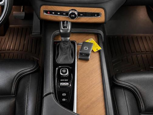 Pebble Grey Metallic 2020 Volvo XC90 T6 Inscription