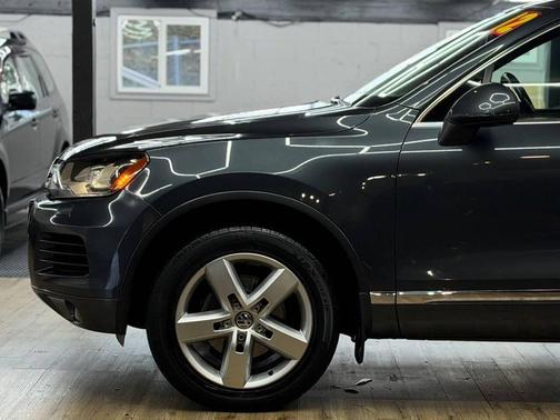 Night Blue Metallic 2012 Volkswagen Touareg VR6 Lux
