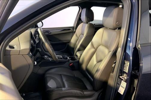 2022 Porsche Macan Base (PDK)