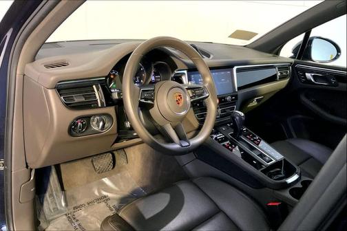 2022 Porsche Macan Base (PDK)