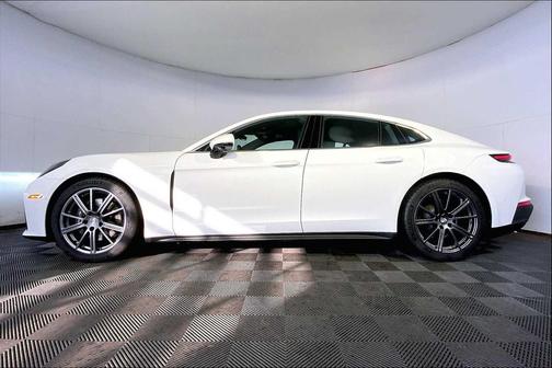 2025 Porsche Panamera 4