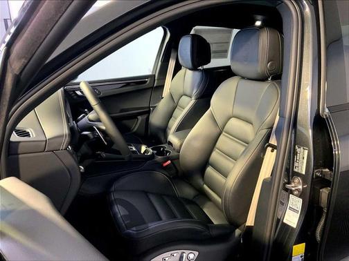 2H/Volcano Grey Me 2026 Porsche Macan T