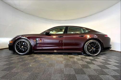 2023 Porsche Panamera 4 Platinum Edition