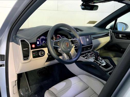 Dolomite Silver Metallic 2023 Porsche Cayenne Cayenne