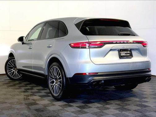 Dolomite Silver Metallic 2023 Porsche Cayenne Cayenne