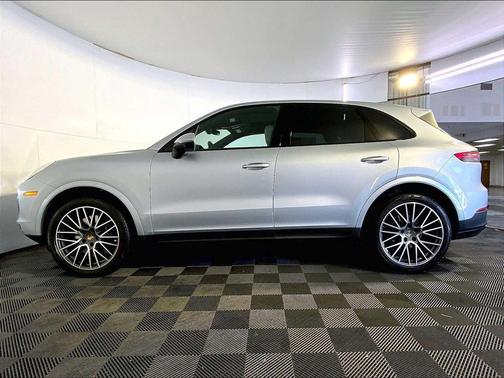 Dolomite Silver Metallic 2023 Porsche Cayenne Cayenne