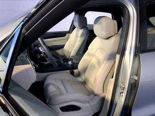 Dolomite Silver Metallic 2023 Porsche Cayenne Cayenne