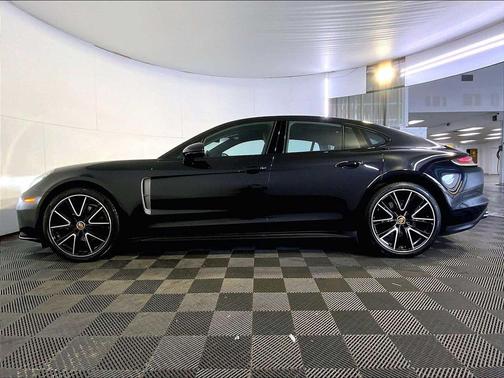 Jet Black Metallic 2023 Porsche Panamera 4 Platinum Edition