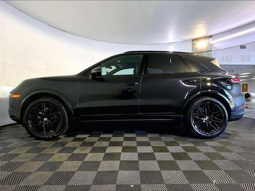Chromite Black Metallic 2024 Porsche Cayenne Cayenne