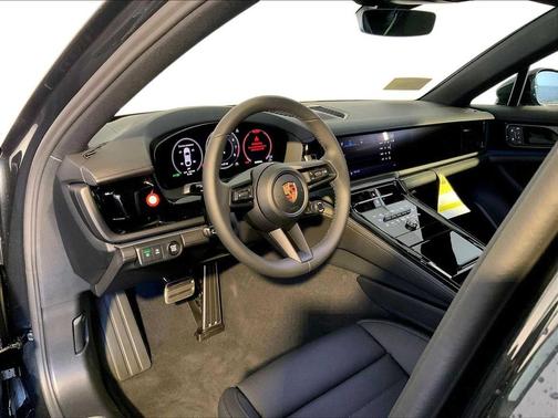 2H/Volcano Grey Me 2026 Porsche Panamera 4