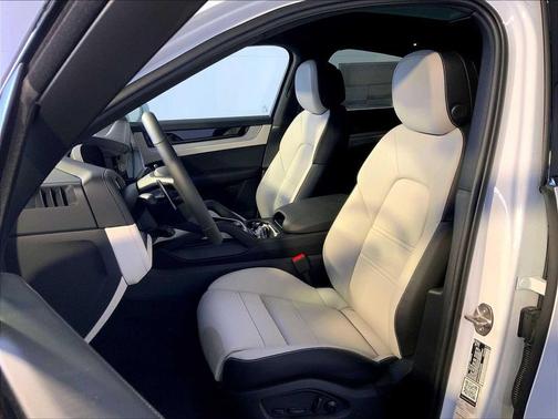 2Y/Carrara White M 2026 Porsche Cayenne Cayenne