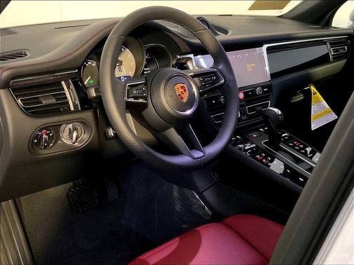 2Y/Carrara White M 2026 Porsche Macan Macan