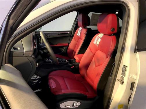 2Y/Carrara White M 2026 Porsche Macan Macan