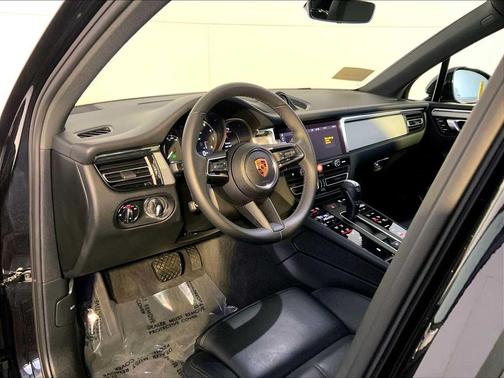 2025 Porsche Macan AWD
