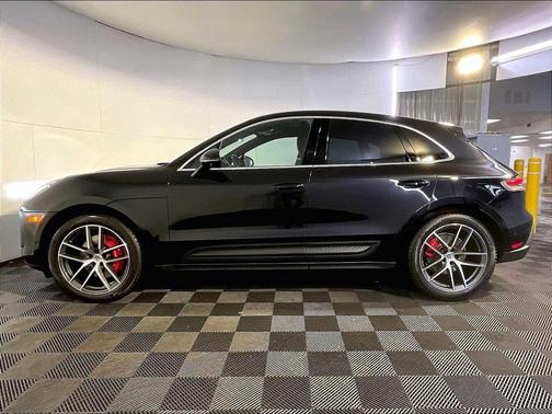 BLK 2024 Porsche Macan Macan