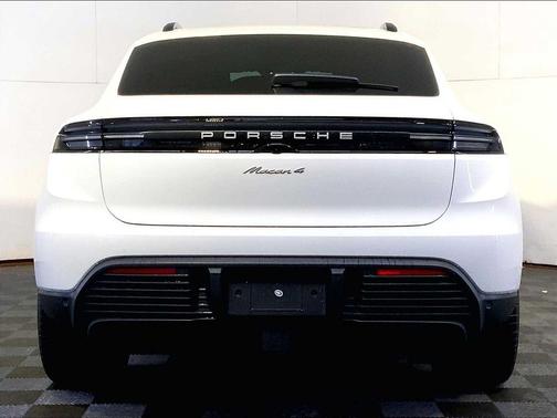 0Q/White 2026 Porsche Macan Macan Electric 4