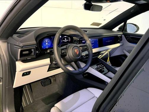 U4/Aventurine Gree 2026 Porsche Macan Macan Electric 4