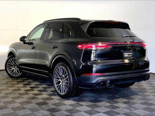Chromite Black Metallic 2023 Porsche Cayenne Platinum Edition