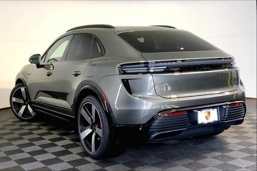 2025 Porsche Macan Turbo