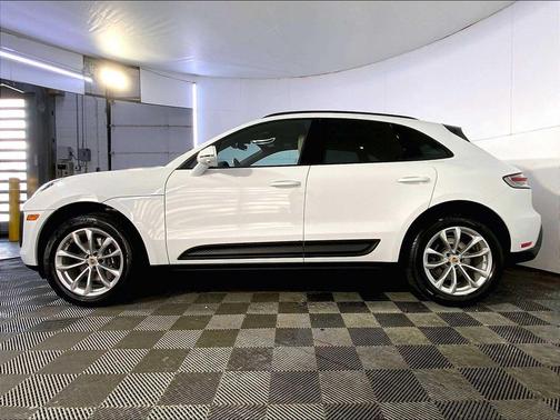 2025 Porsche Macan AWD