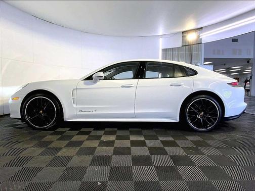 Carrara White Metallic 2023 Porsche Panamera 4 Platinum Edition