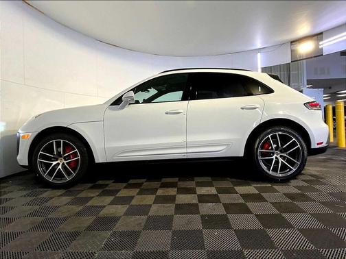 2Y/Carrara White M 2026 Porsche Macan Macan