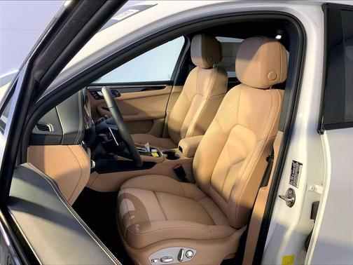 2Y/Carrara White M 2026 Porsche Macan Macan