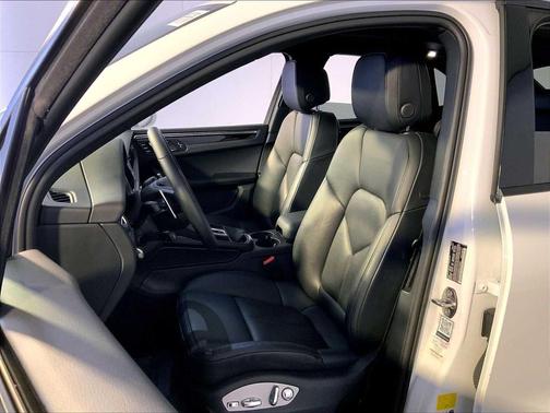 2025 Porsche Macan AWD