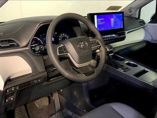 Celestial Silver Metallic 2025 Toyota Sienna XLE