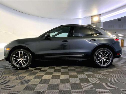 2H/Volcano Grey Me 2026 Porsche Macan Macan