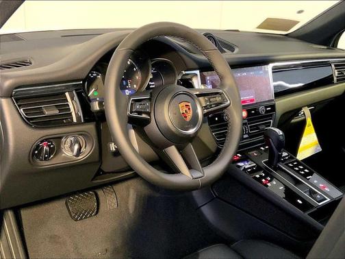 2H/Volcano Grey Me 2026 Porsche Macan Macan