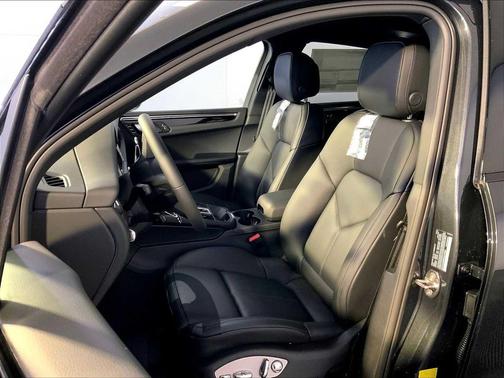 2H/Volcano Grey Me 2026 Porsche Macan Macan