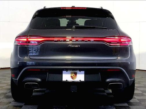 2H/Volcano Grey Me 2026 Porsche Macan Macan